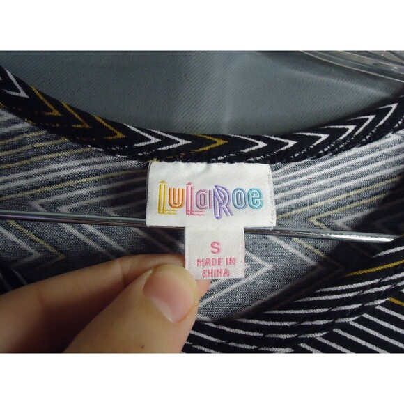 LuLaRoe Simply Comfortable W/Chest Pocket Black/Gold/White Zig Zag Size Small - Picture 4 of 9